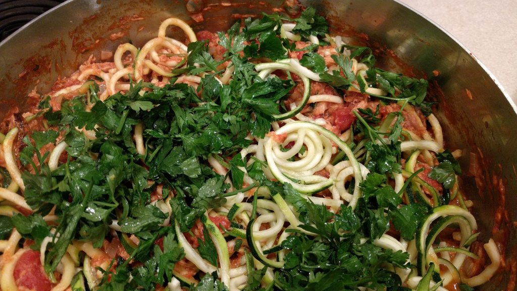 Zucchini Spaghetti mit Tomatensauce
