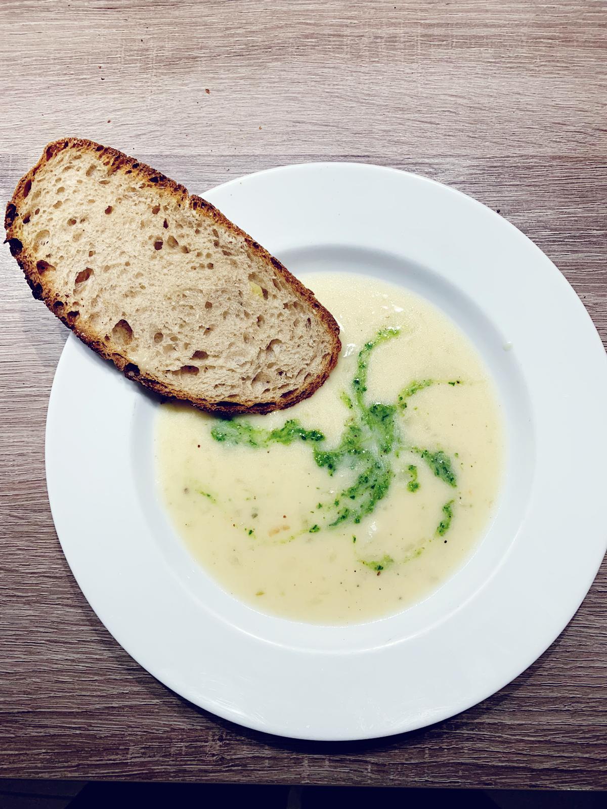 Käsesuppe mit Bärlauchpesto - Essen nicht Fressen